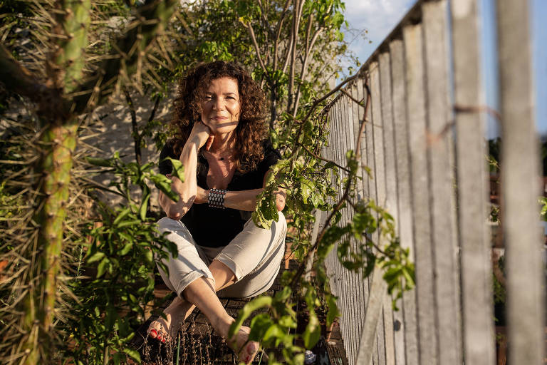 A cineasta Dainara Toffoli no terraço de sua casa na Vila Madalena, em São Paulo
