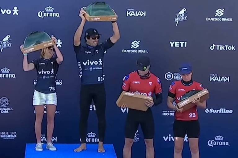 Premiação da etapa de Saquarema do Mundial de surfe; no masculino, venceu o brasileiro Yago Dora (1º/7/2023)