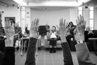 Centro-dia em São Paulo recebe idosos para participar de sessões de ginástica