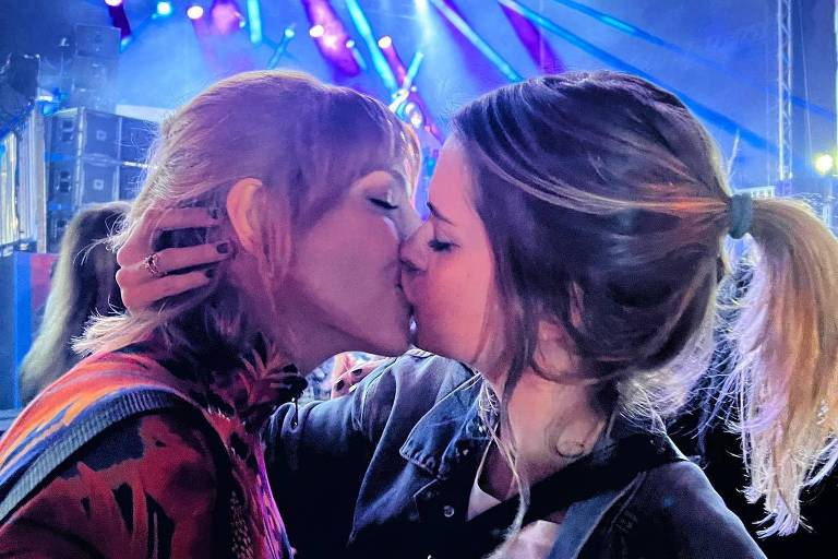 Titi Müller beija a namorada Lívia Lobato durante show