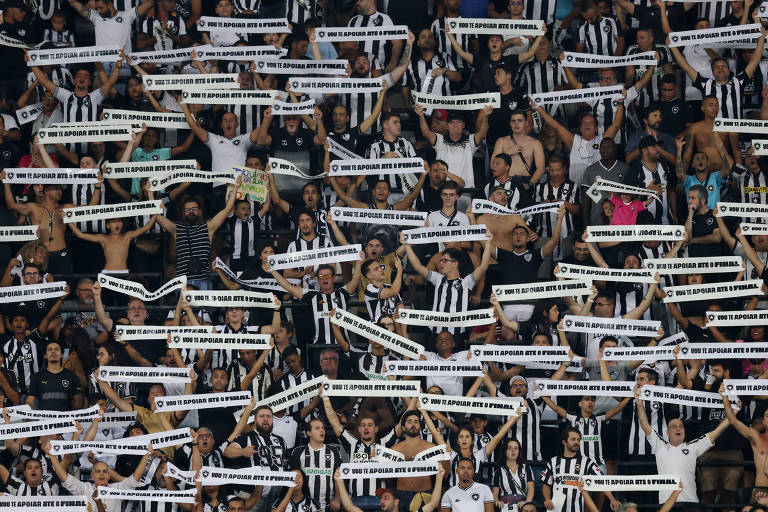 Com vaixas nas maões, torcedores do Botafogo apoiam a equipe em partida contra a LDU na Copa Sul-Americana, no Rio de Janeiro