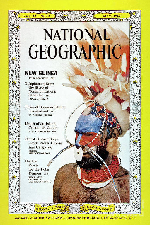 Capa da revista National Geographic de maio de 1962 mostra habitante da Nova Guiné em trajes típicos
