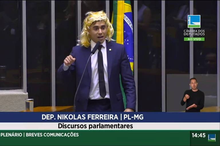De peruca, o deputado federal Nikolas Ferreira (PL-MG) faz discurso transfóbico no plenário da Câmara