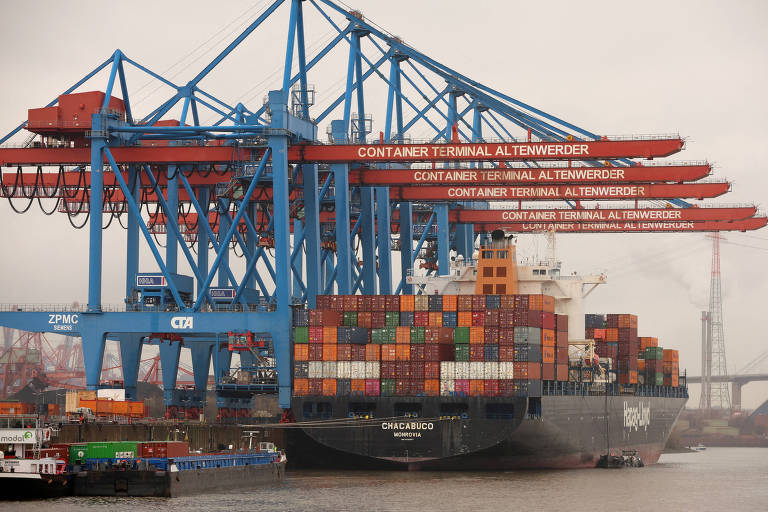 Navio cargueiro no Terminal Altenwerder, em Hamburgo (ALE); a Organização Marítima Internacional quer reduzir pela metade as emissões de carbono de navios até 2050