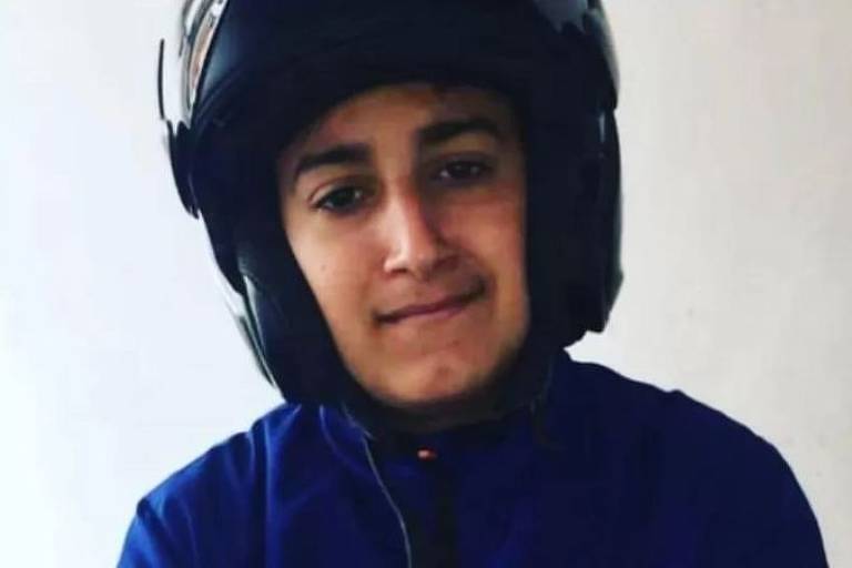 O adolescente Nahel M. usando um capacete de motocicleta