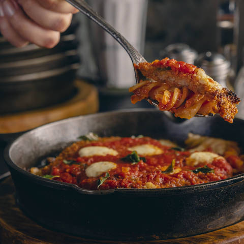 Parmigiana servida no Hospedaria, um dos restaurantes do chef Fellipe Zanuto na Mooca