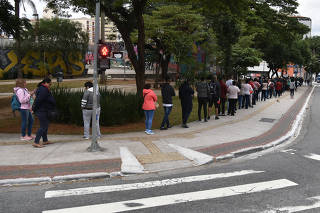 Fila em posto de atendimento da SPTrans, em São Paulo
