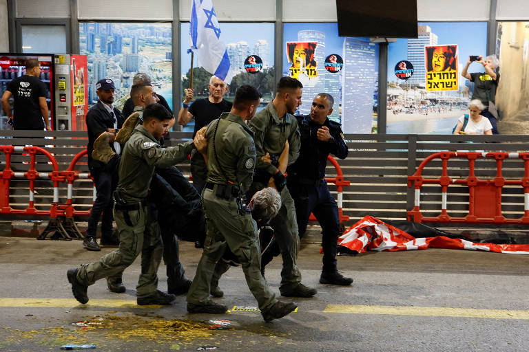Manifestante é detido pela polícia durante protesto no Aeroporto Internacional Ben Gurion, em Israel