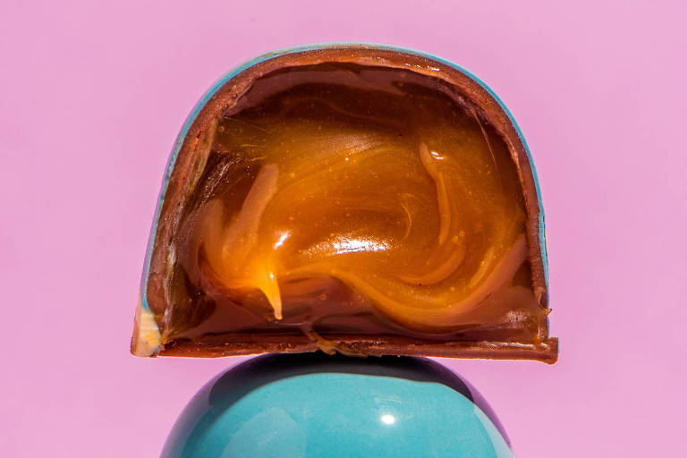 Bombom de caramelo da marca Mica Crafted Chocolates