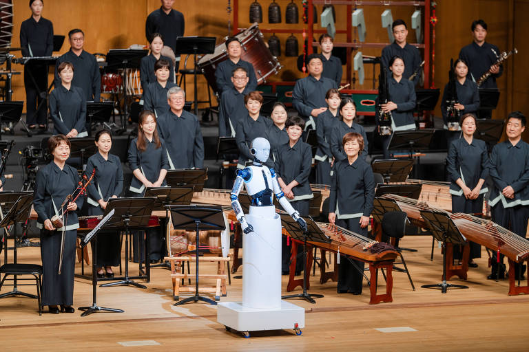 Robô sobe ao palco como maestro e comanda orquestra na Coreia do Sul