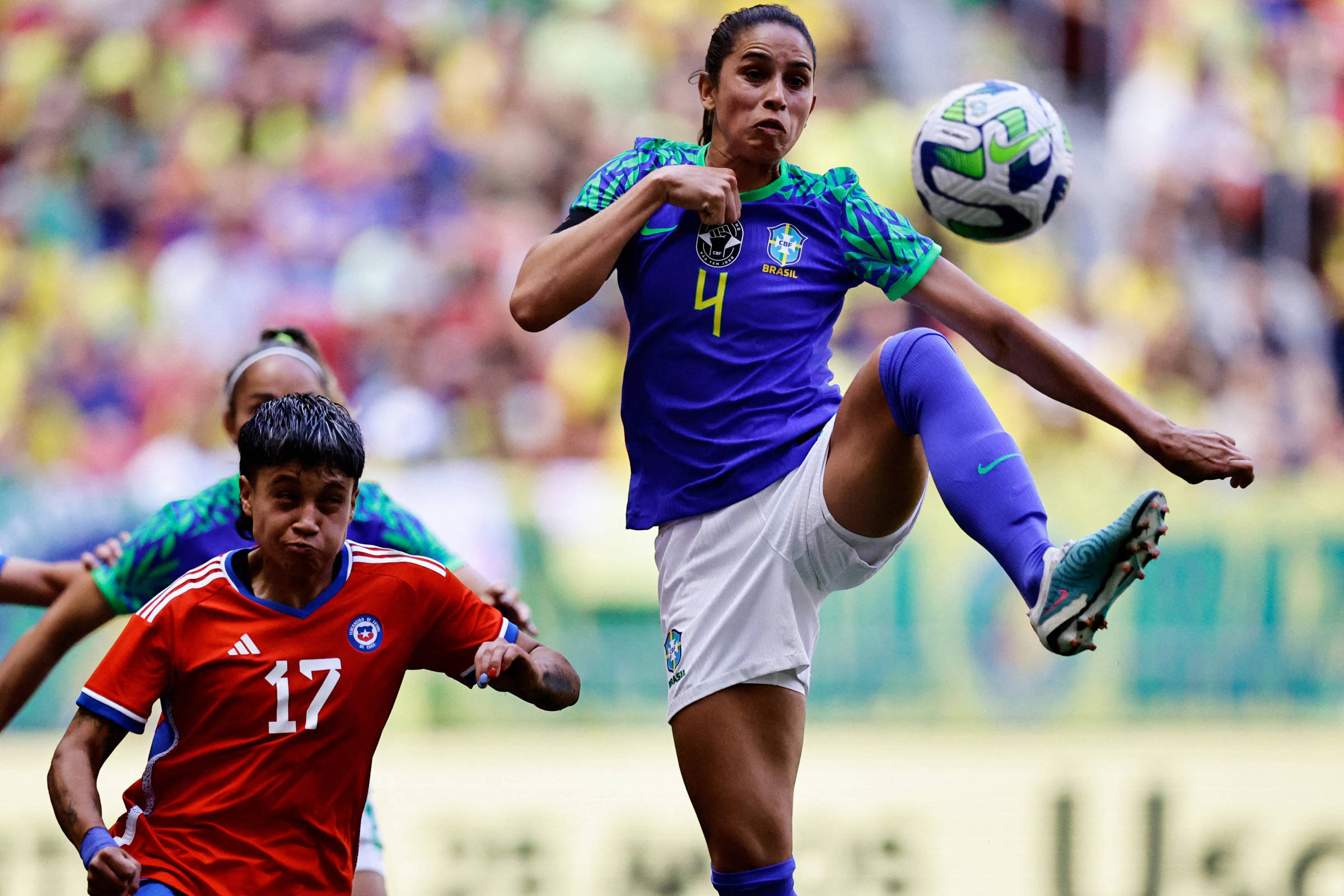 Fifa coloca em projeto limitar idade do futebol feminino nas