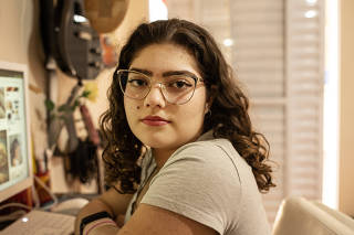 Insegurancas na adolescencia: retrato da garota Laura Vitor Mastroianni,15,  em seu quarto na casa dos pais em Cotia