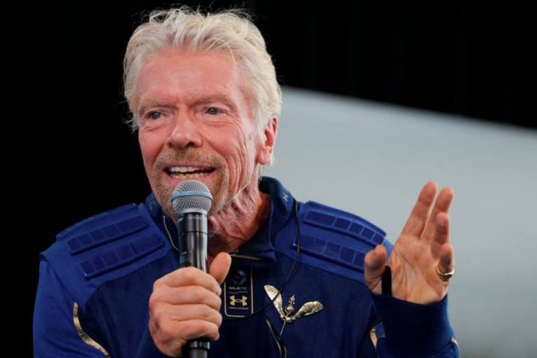 Richard Branson, falando ao microfone, é um dos bilionários que participa da atual corrida espacial comercial