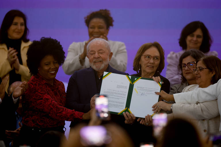 Lula obriga empresas a publicar relatório para fiscalizar igualdade salarial entre homem e mulher