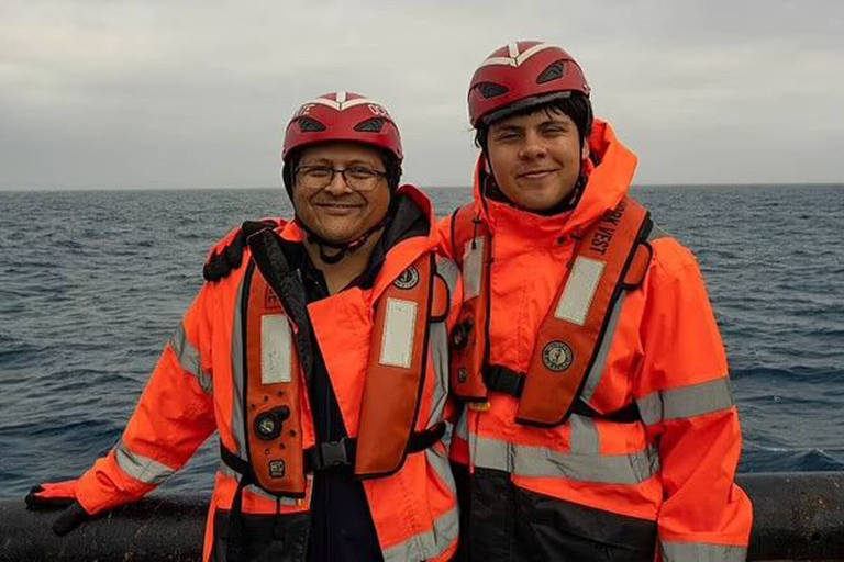 Shahzada Dawood, 58, e seu filho Suleman, 19, momentos antes de embarcarem no submersível Titan