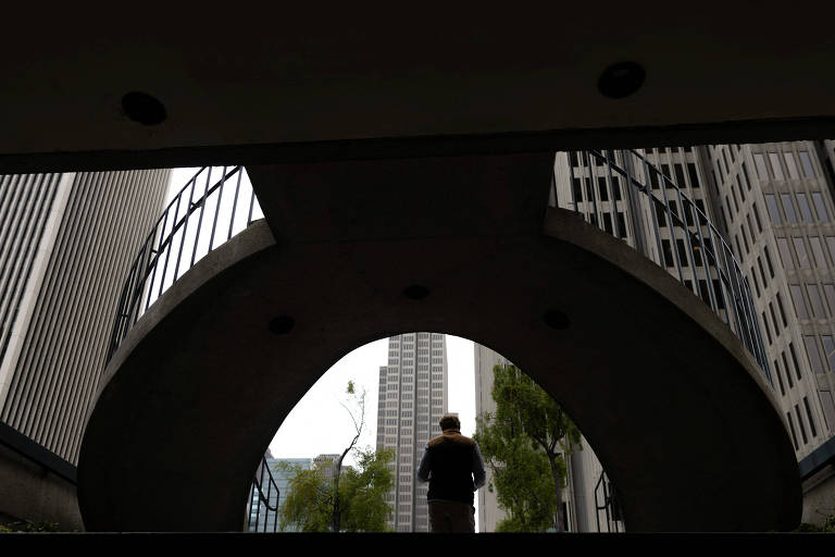 Um homem caminha em uma área de prédios de escritórios no centro de São Francisco enquanto a cidade luta para retornar à taxa de ocupação pré-pandêmica, ficando atrás de muitas outras grandes cidades do país, segundo a mídia local, na Califórnia, EUA, em 27 de junho de 2023.