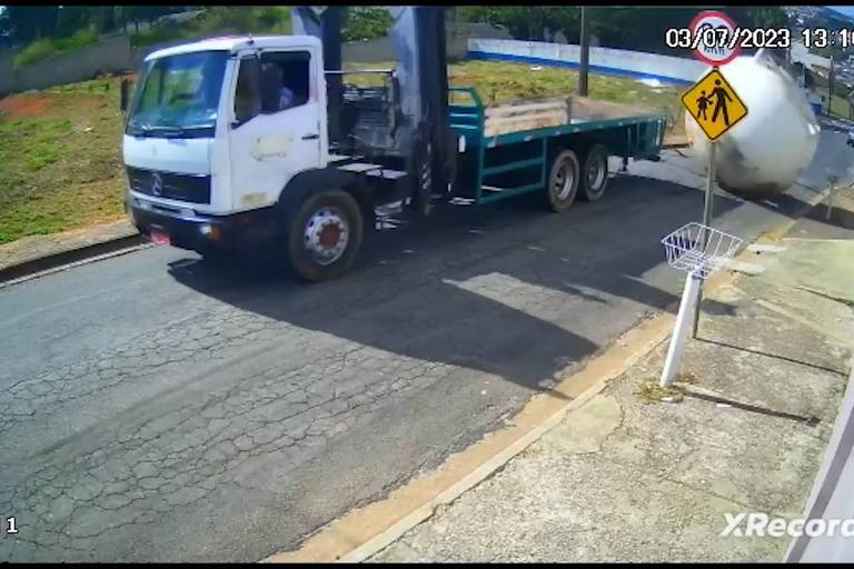 Tanque de 3 toneladas cai de caminhão e rola por rua no interior de SP; veja vídeo