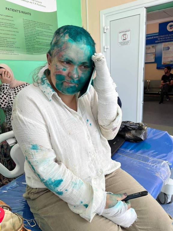 Imagem divulgada pelo Comitê Contra a Tortura mostra a jornalista investigativa russa Elena Milachina em hospital na capital tchetchena Grozni