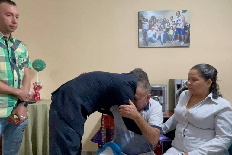 Víctor Escobar abraça seu advogado, Luis Giraldo Montenegro, horas antes realizar o procedimento