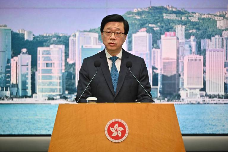 O chefe-executivo de Hong Kong, John Lee, durante entrevista coletiva na sede do governo do território chinês