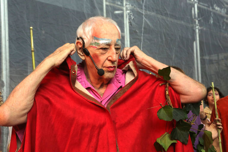 Zé Celso em apresentação da peça 'Os Bacantes', em encenação de 2017