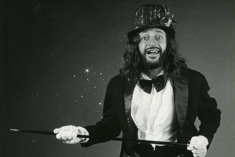 homem de barba vestido de mágico em imagem em preto e branco