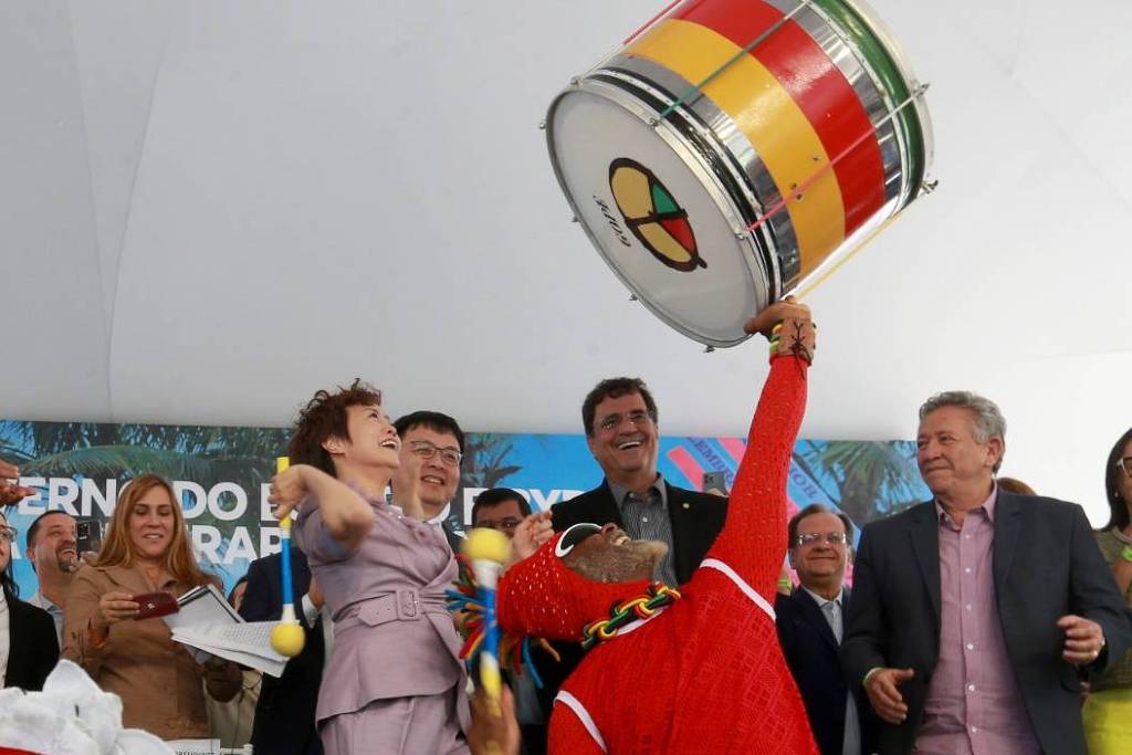 Executivos chineses dançam com o Olodum em lançamento da BYD; veja