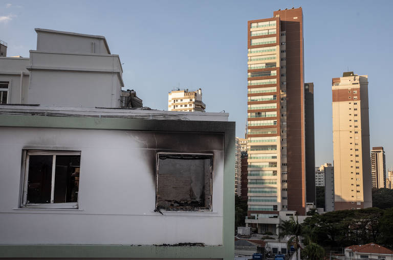 Apartamento de Zé Celso, que pegou fogo