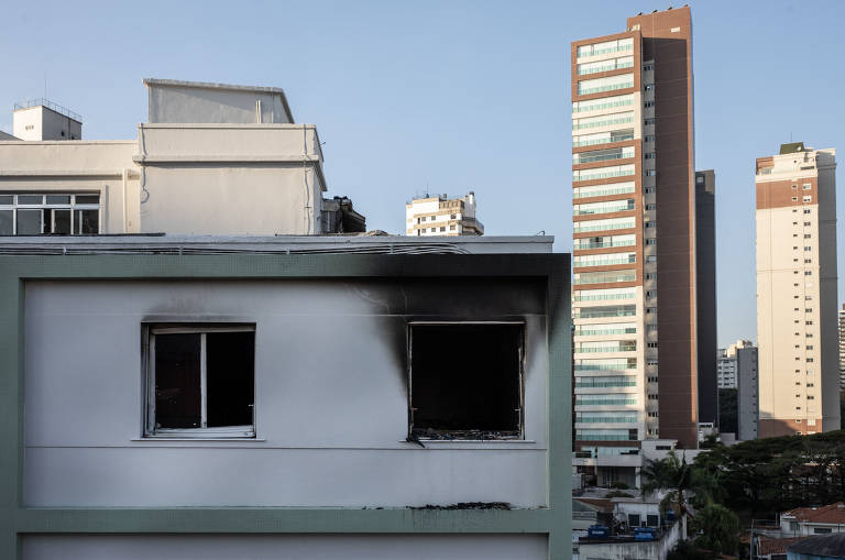 Apartamento do dramaturgo Zé Celso, do Teatro Oficina, após incêndio nesta terça-feira (4)