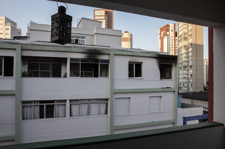 Apartamento do dramaturgo Zé Celso, do Teatro Oficina, após incêndio nesta terça-feira (4)