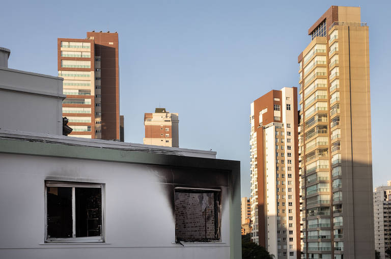 Apartamento do dramaturgo Zé Celso, do Teatro Oficina, após incêndio nesta terça-feira (4)