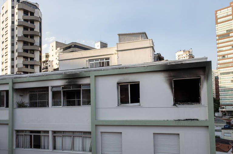 Apartamento do dramaturgo Zé Celso, do Teatro Oficina, após incêndio nesta terça-feira (4)