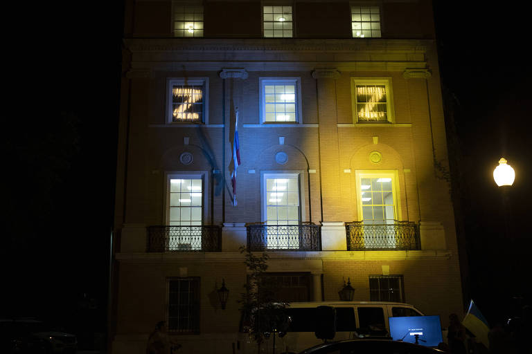 Funcionários da embaixada russa exibem a letra 'Z' em suas janelas enquanto os manifestantes projetam as cores da bandeira da Ucrânia no prédio em Washington