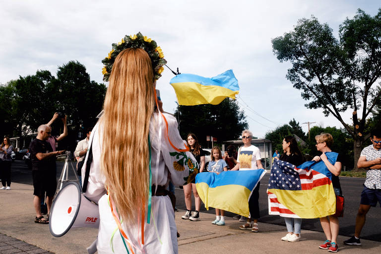 Manifestantes agitam as bandeiras da Ucrânia e dos EUA e se reúnem do lado de fora da embaixada da Rússia em Washington