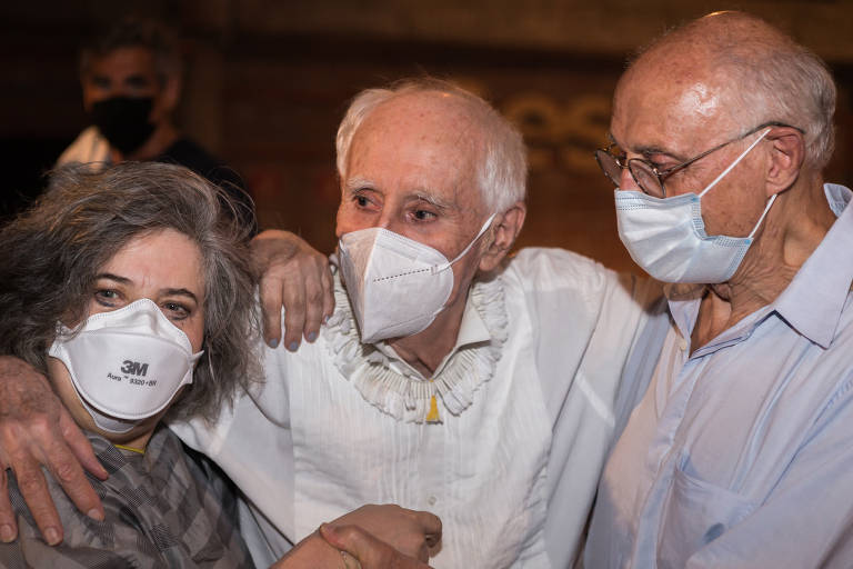 Zé Celso recebe a atriz Cristina Mutarelli e Eduardo Suplicy na estreia da peça "Esperando Godot", em São Paulo