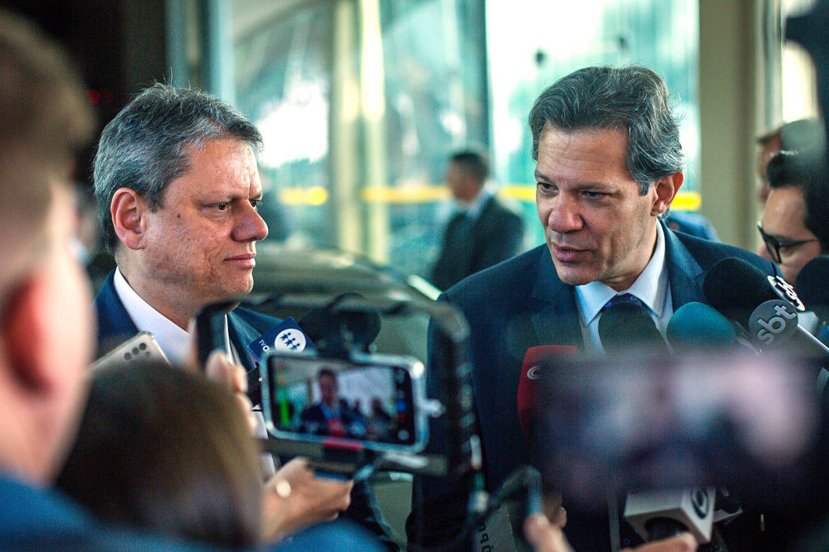 Tarcísio faz gesto a Lula, ouve coro para filiação ao PL e defende pauta bolsonarista