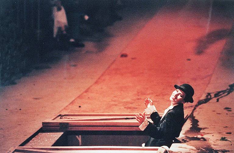 Leona Cavalli esteve em mais de uma montagem de 'Cacilda!'; na foto, a atriz aparece em cena em 1999