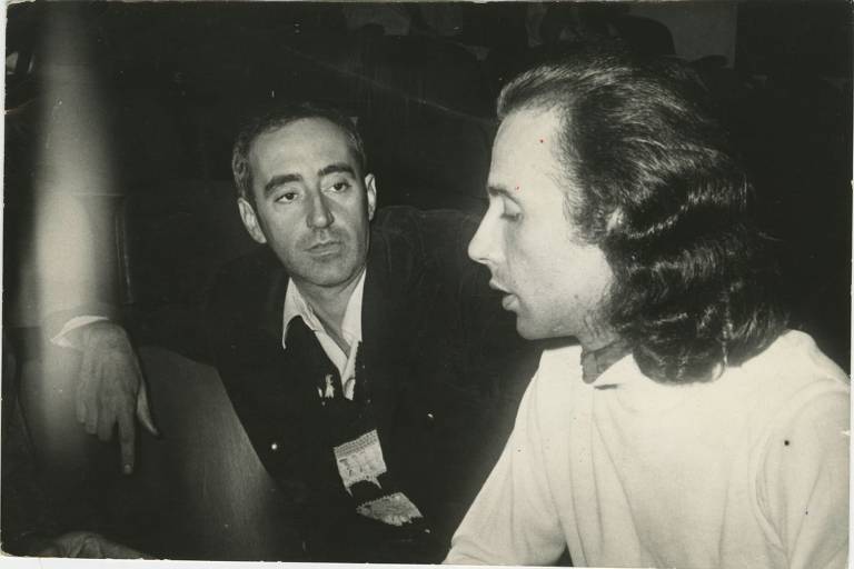 Foto de 1977 de Zé Celso (esq.) e Renato Borghi, que viveu o icônico Abelardo 1º da montagem original de 'O Rei da Vela'