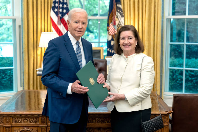A nova embaixadora do Brasil em Washington, Maria Luiza Viotti, entrega credenciais ao presidente dos EUA, Joe Biden, na Casa Branca