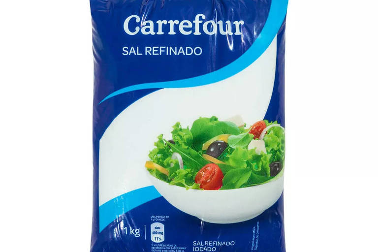 Imagem mostra embalagem do sal Carrefour. Pacote é azul e mostra uma tigela com verduras e legumes.