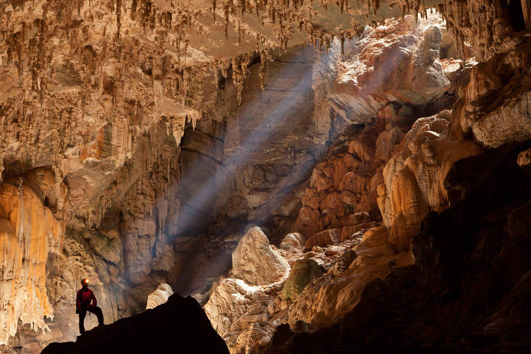 Raio de sol invade a caverna do Parque Estatudal da Terra Ronca (GO), o maior complexo do gênero no continente