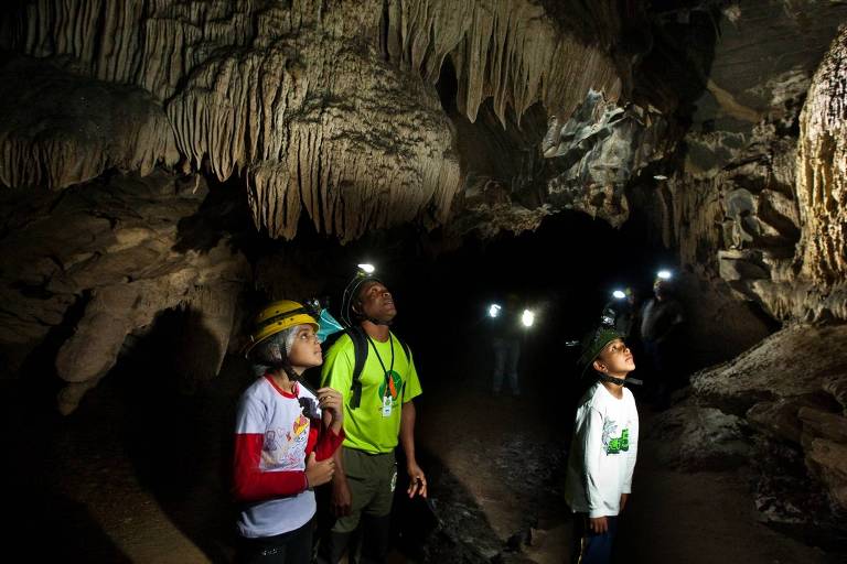 Crianças observam os detalhes da estalagmite na trilha pela caverna Santana, no Parque Estadual Turístico do Alto do Ribeira, a 315 km de SP