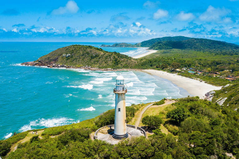 Vista aérea da Ilha do Mel, que oferece as melhores praias do litoral do Paraná; em destaque, o Farol das Conchas e a praia de Fora