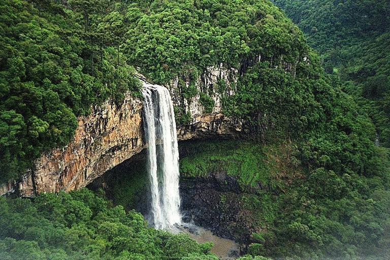 A cascata do Caracol, com altura de 131 metros; dentro do Parque Estadual do Caracol, ela é uma das atrações da cidade de Canela (RS), na serra gaúcha