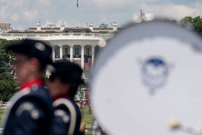 Marcha durante celebração do Dia da Independência nos EUA; ao fundo, a Casa Branca, na capital Washington 