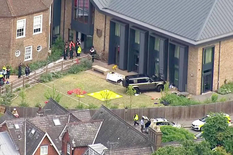 Menina morre após Land Rover bater em escola perto de Wimbledon, em Londres