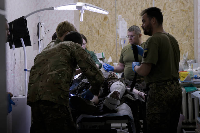 Detalhe de vídeo mostra soldado ucraniano ferido sendo tratado em hospital militar