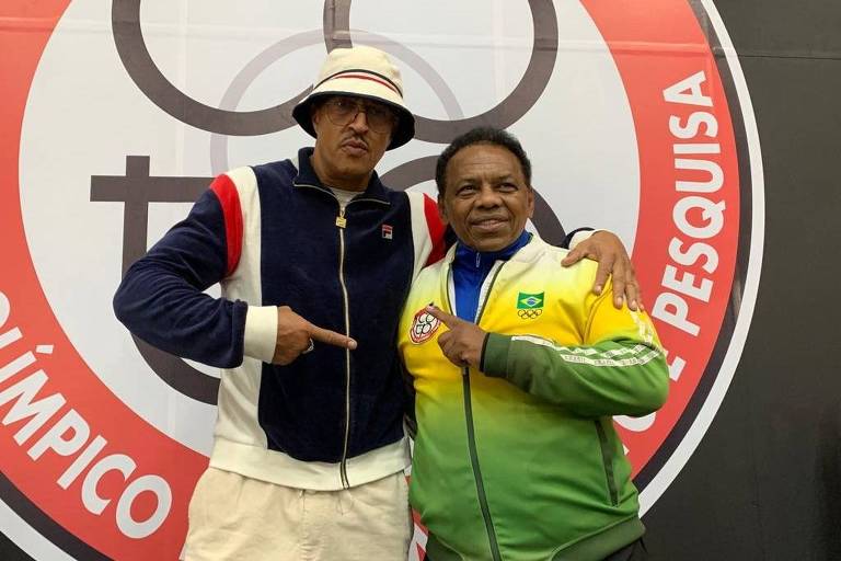 Rapper Mano Brown, do Racionais MC's, abraça o técnico de boxe do Centro Olímpico, Messias Gomes, que foi seu treinador quando o artista treinava no complexo esportivo