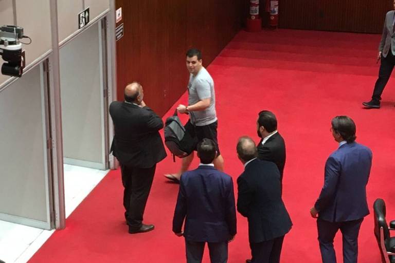 Bolsonarista ignora regra em MG e usa chinelo e bermuda na Assembleia; veja foto