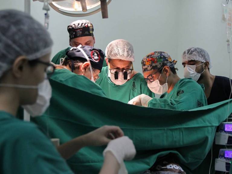 Equipe médica, paramentada com uniformes e máscaras, fazem transplante de fígado em hospital em Rio Branco, no Acre